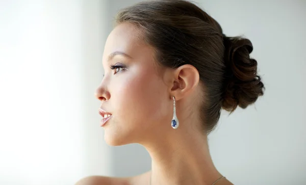 Närbild på vacker kvinna ansikte med örhänge — Stockfoto