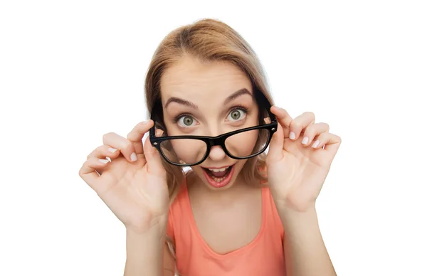 Glad ung kvinna eller tonårig flicka i glasögon — Stockfoto