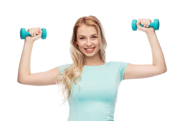 Sorrindo bela jovem mulher esportiva com haltere — Fotografia de Stock