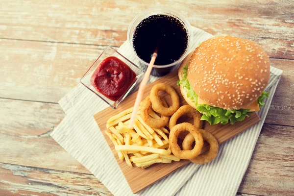 Gros plan des collations fast food et des boissons sur la table — Photo