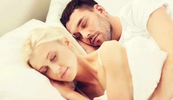 幸福的夫妻在床上睡在家里 — 图库照片
