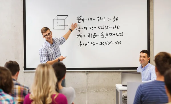 Groupe d'étudiants et d'enseignants au tableau blanc — Photo