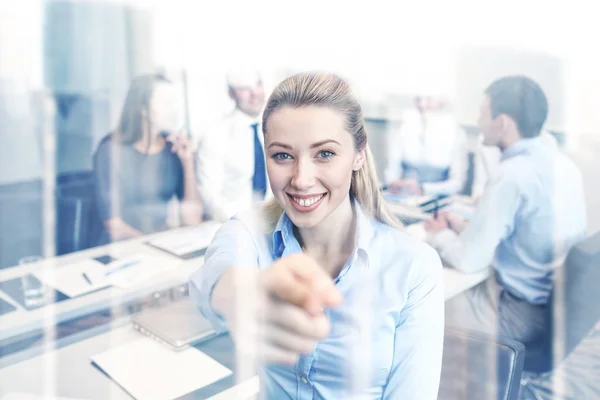 Grupo de empresários sorridentes reunidos no escritório — Fotografia de Stock