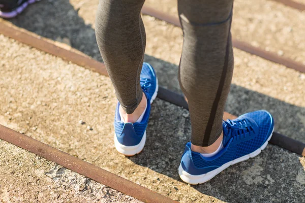 Primo piano di gambe uomo sportivo in scarpe sulle scale — Foto Stock