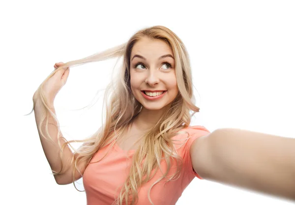 Mosolygó fiatal nő vesz selfie — Stock Fotó