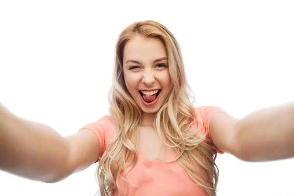 Boldog mosolygó fiatal nő vesz selfie — Stock Fotó