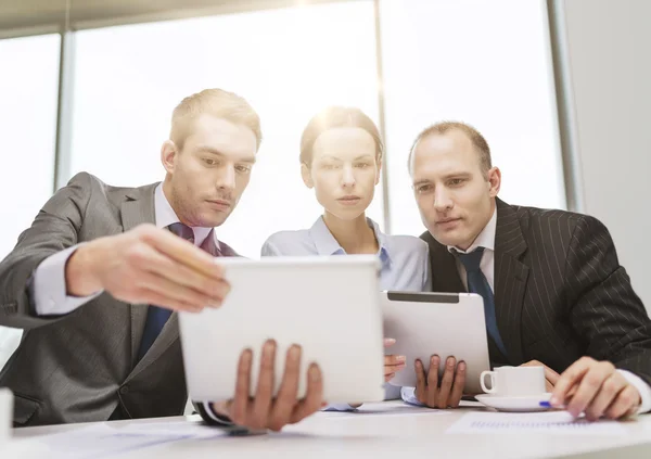 Équipe d'affaires avec tablette pc avoir la discussion — Photo