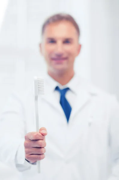 Tandarts met tandenborstel in ziekenhuis — Stockfoto
