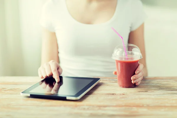 Close up de mulher com tablet pc e smoothie — Fotografia de Stock