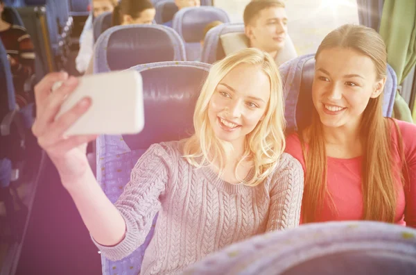 Kobiety biorąc selfie przez smartfona w autobusie podróży — Zdjęcie stockowe