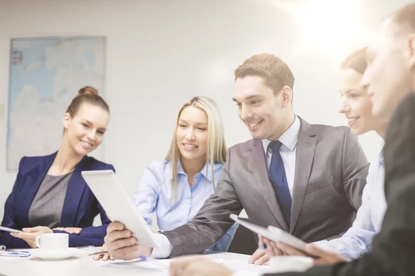 Geschäftsteam mit Tablet-PC diskutiert — Stockfoto