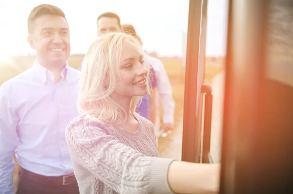 Skupina happy cestujícím nástup cestování autobusem — Stock fotografie