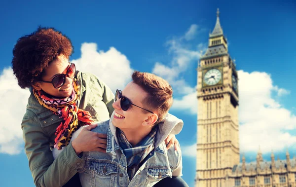 Feliz casal adolescente se divertindo mais de grande torre ben — Fotografia de Stock