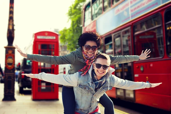 Felice coppia adolescente divertirsi nella città di Londra — Foto Stock