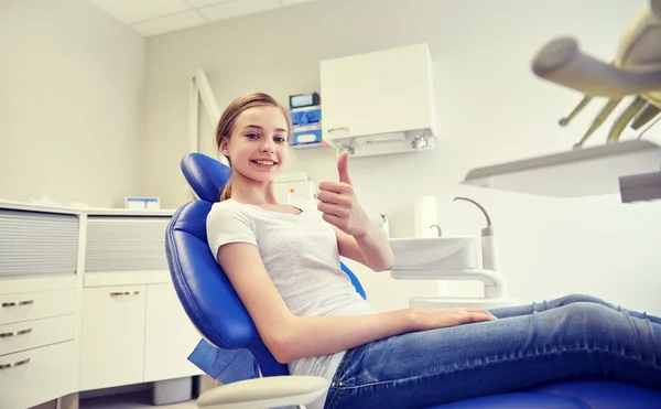 Glückliche Patientin zeigt in Klinik Daumen hoch — Stockfoto