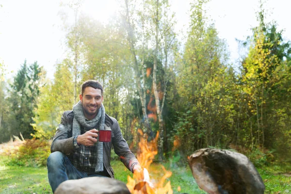 快乐的人，喝热茶附近篝火 — 图库照片
