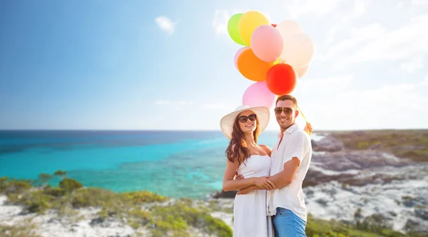 Lächelndes Paar mit Luftballons im Freien — Stockfoto