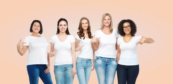 Grupa szczęśliwych kobiet w białych t-shirtach — Zdjęcie stockowe