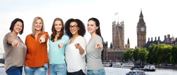 Glückliche Frauen zeigen mit dem Finger auf dich in London City — Stockfoto