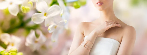 Nahaufnahme einer schönen Frau mit Ring und Armband — Stockfoto