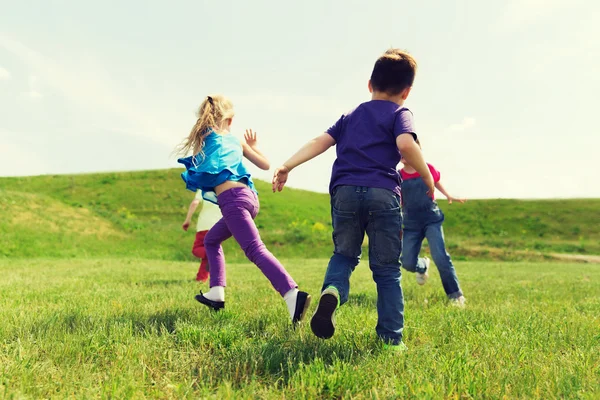 Ομάδα ευτυχής παιδιά τρέχουν σε εξωτερικούς χώρους — Φωτογραφία Αρχείου