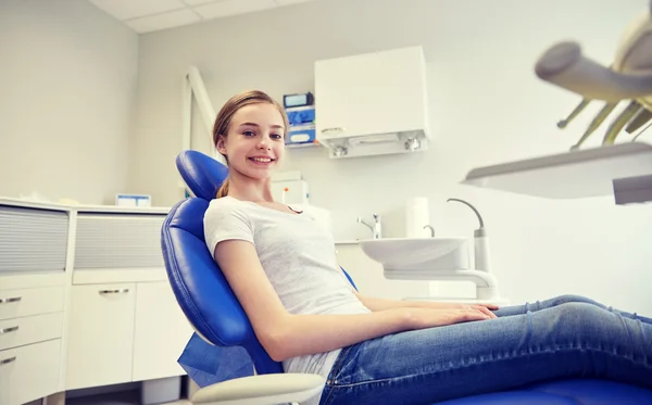 Menina paciente feliz no consultório de clínica dentária — Fotografia de Stock