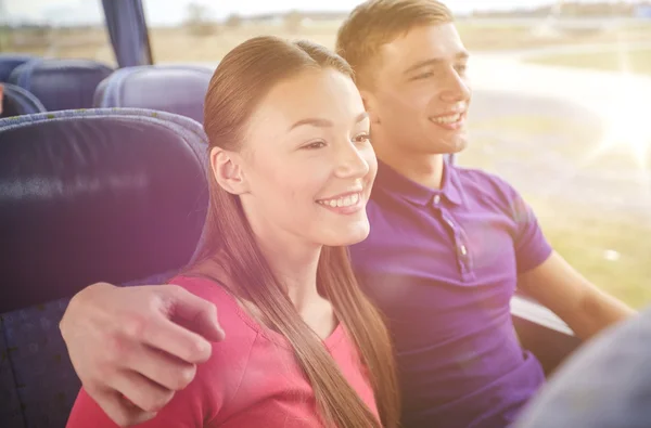 Feliz casal adolescente ou passageiros em ônibus de viagem — Fotografia de Stock