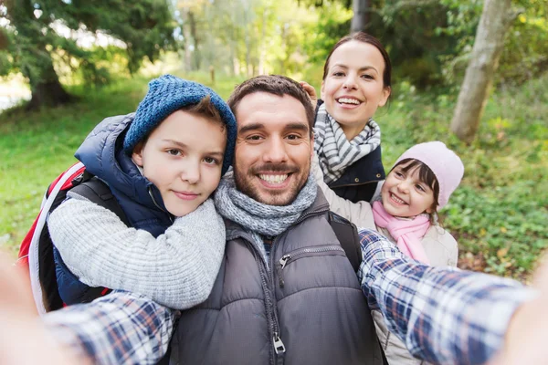 Familj med ryggsäckar med selfie och vandring — Stockfoto