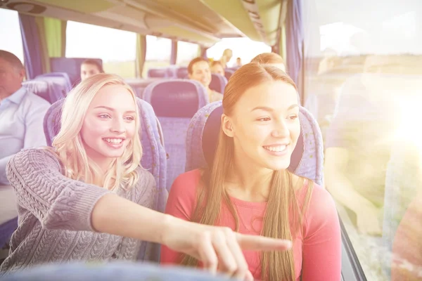 Mujeres jóvenes felices montando en autobús de viaje — Foto de Stock