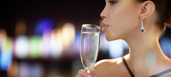 Zamknij się z kobieta pije szampana na imprezie — Zdjęcie stockowe