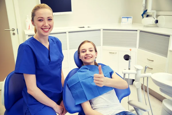 Dentista feliz do sexo feminino com a menina paciente na clínica — Fotografia de Stock