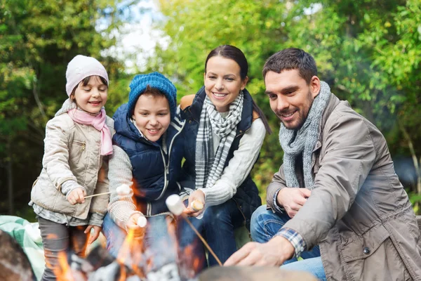 Familia feliz asado malvavisco sobre fogata — Foto de Stock