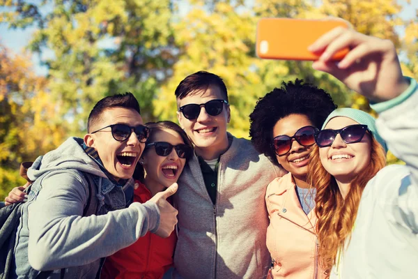 Amis souriants prendre selfie avec smartphone — Photo