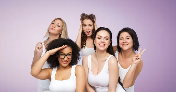 Grupo de mulheres felizes em roupa interior branca se divertindo — Fotografia de Stock