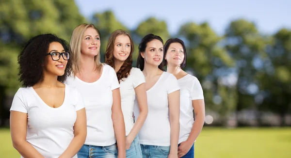 Beyaz tişörtlü, mutlu bir grup farklı kadın. — Stok fotoğraf