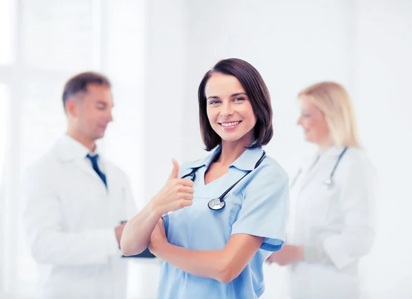 Equipo de médicos mostrando pulgares hacia arriba — Foto de Stock