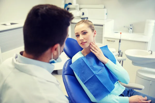Dentista masculino con paciente mujer en la clínica — Foto de Stock