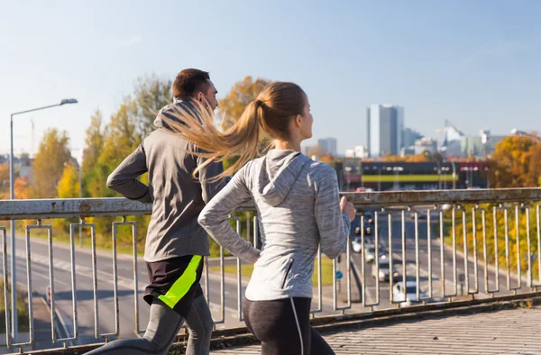 Coppia felice correre all'aperto — Foto Stock