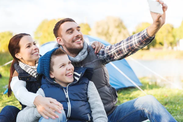 Familj med smartphone med selfie på campingen — Stockfoto