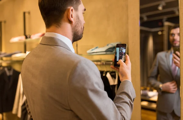 Gros plan de l'homme en costume prenant miroir selfie — Photo