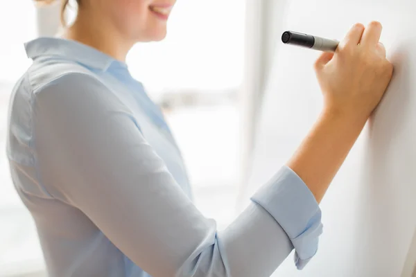 Primo piano di donna che scrive qualcosa sulla lavagna bianca — Foto Stock