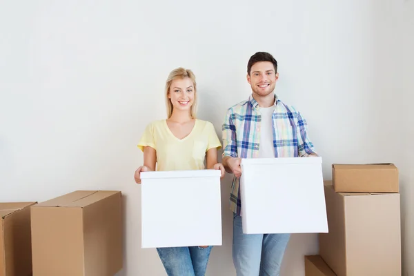 新しい家に移動の大きな箱と笑顔のカップル — ストック写真