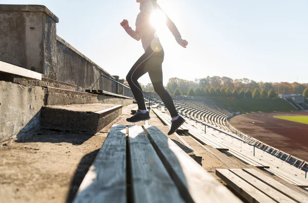 Primo piano della donna che corre di sopra allo stadio — Foto Stock