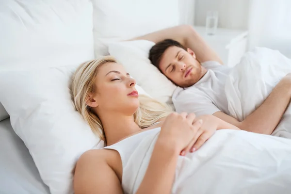 Feliz pareja durmiendo en la cama en casa —  Fotos de Stock