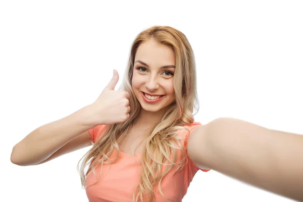 Mulher feliz tomando selfie e mostrando os polegares para cima — Fotografia de Stock