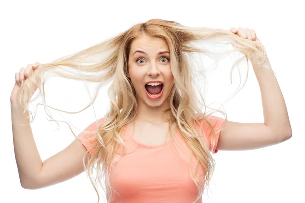 Mujer sosteniendo hebra de su cabello — Foto de Stock