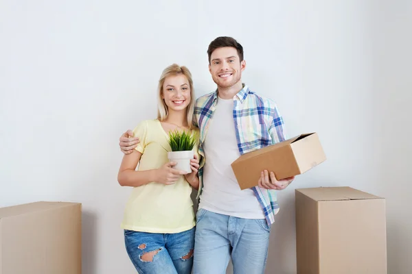 Sonriente pareja con grandes cajas moviéndose a nuevo hogar —  Fotos de Stock