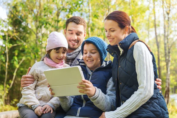 Met de tablet pc op kamp en gelukkige familie — Stockfoto