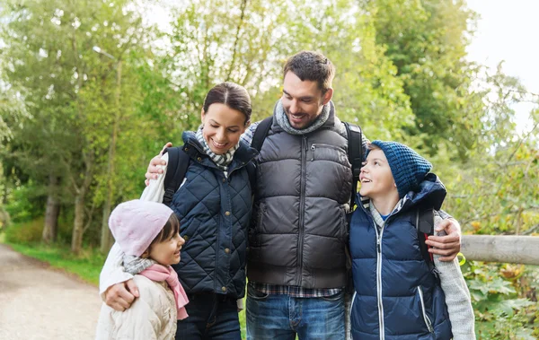 Glückliche Familie mit Rucksäcken wandern — Stockfoto