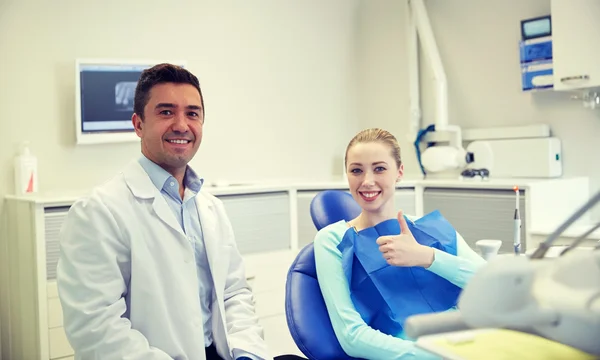 診療所で女性患者の男性歯科医幸せ — ストック写真